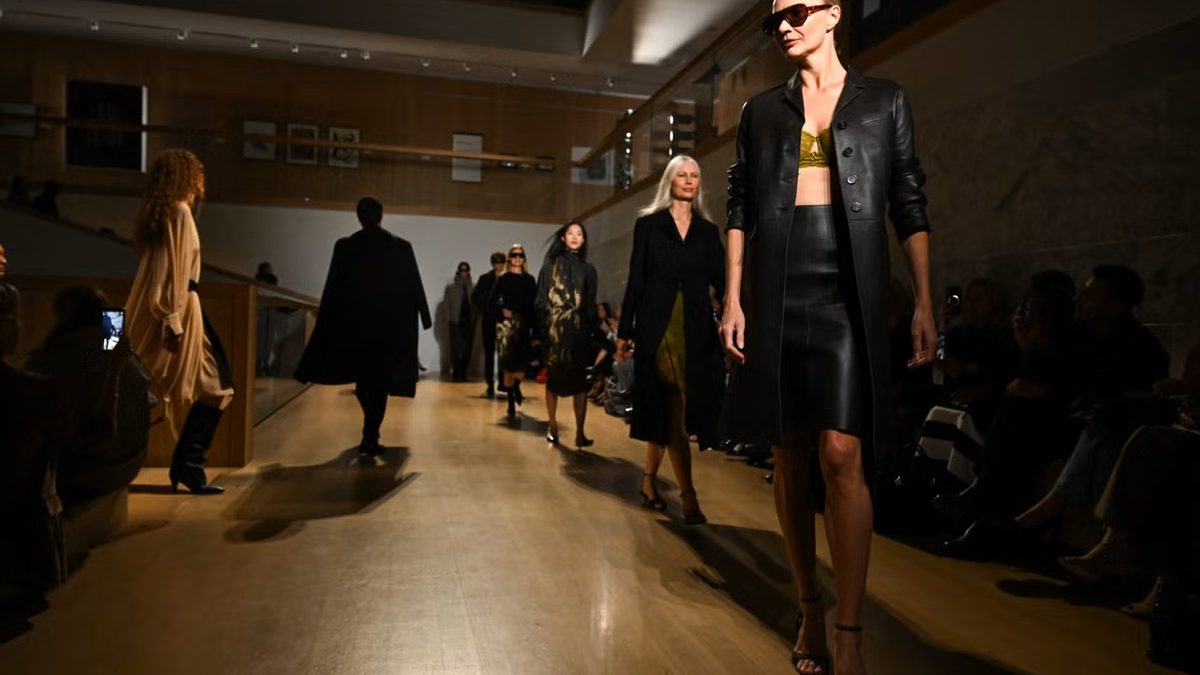 M&S, 100 Yıllık Moda Yolculuğunu London Fashion Week Sahnesine Taşıdı