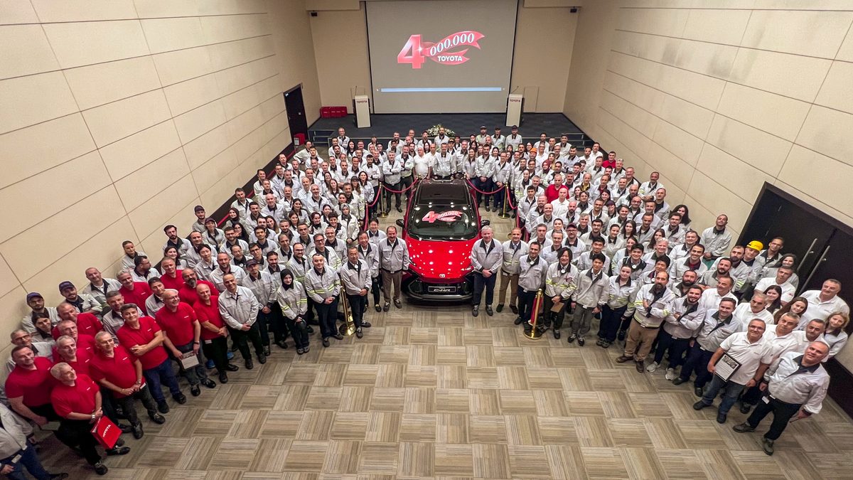 Toyota Türkiye 4 milyonuncu aracını banttan indirdi